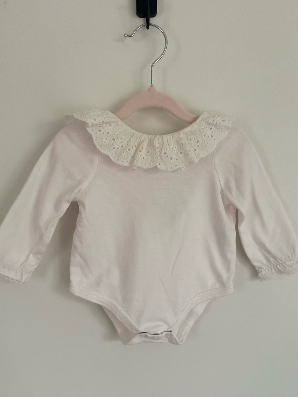 Baby Long-Sleeve One-Piece with Eyelet Ruffle Collar - White size 1M